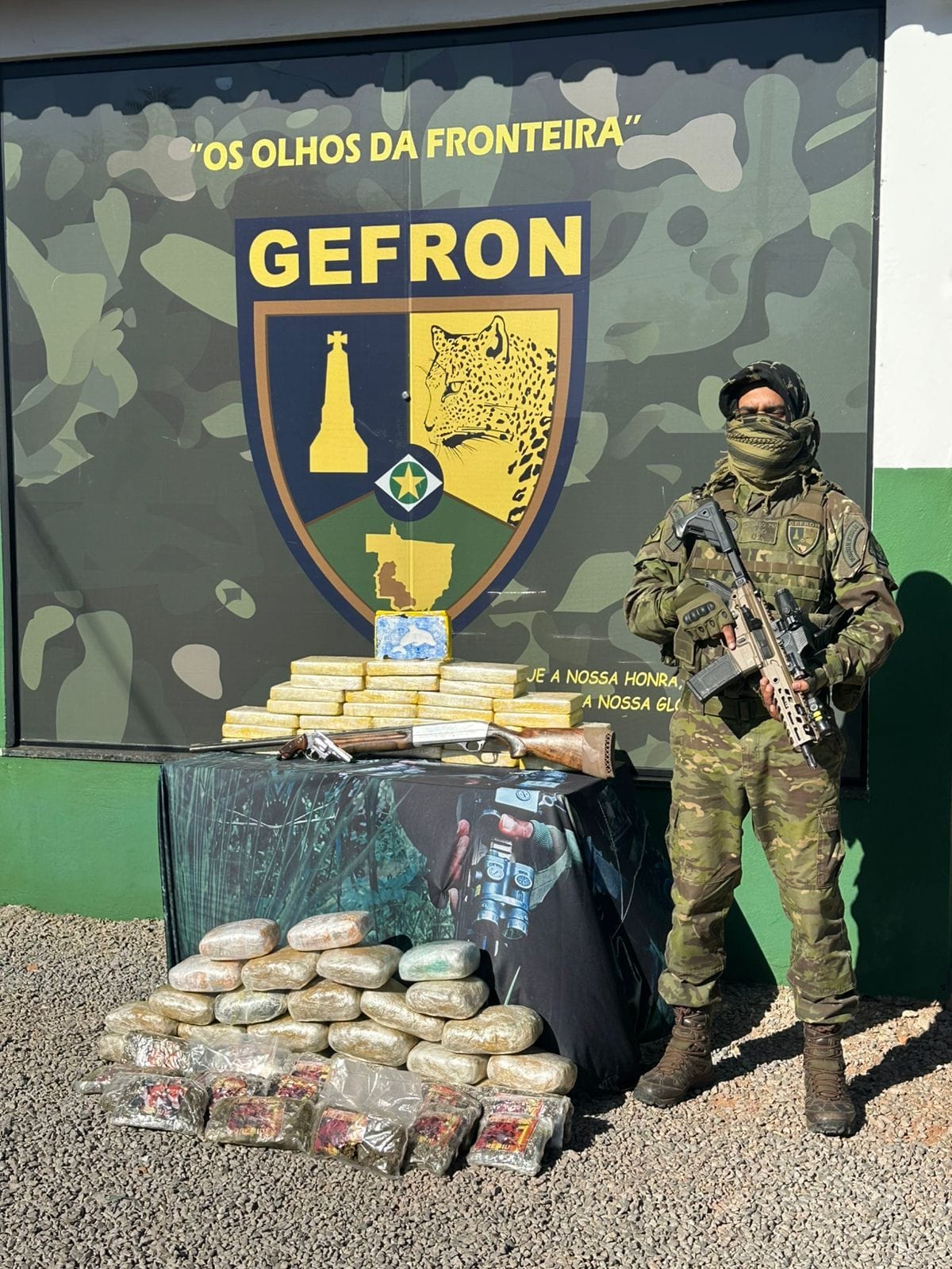 "Mulas do tráfico" morre em confronto com o Gefron na fronteira de Cáceres; drogas apreendidas
