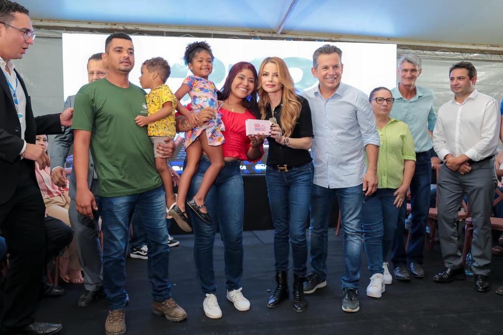 “Nosso compromisso é proporcionar moradias dignas“, afirma primeira-dama em entrega de 213 casas