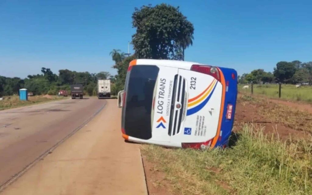Ônibus com 32 pessoas tomba na BR-364 em Jaciara; quatro ficam feridos