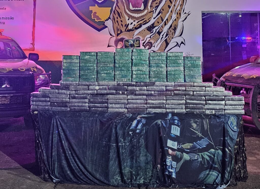 Policiais em rondas encontram sacos com cocaína avaliada em R$ 2,9 milhões