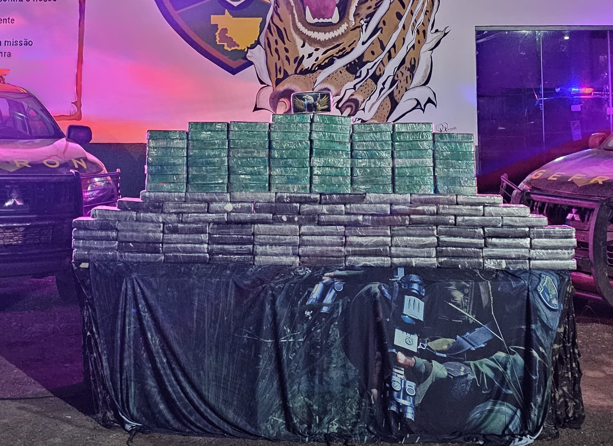 Policiais em rondas encontram sacos com cocaína avaliada em R$ 2,9 milhões
