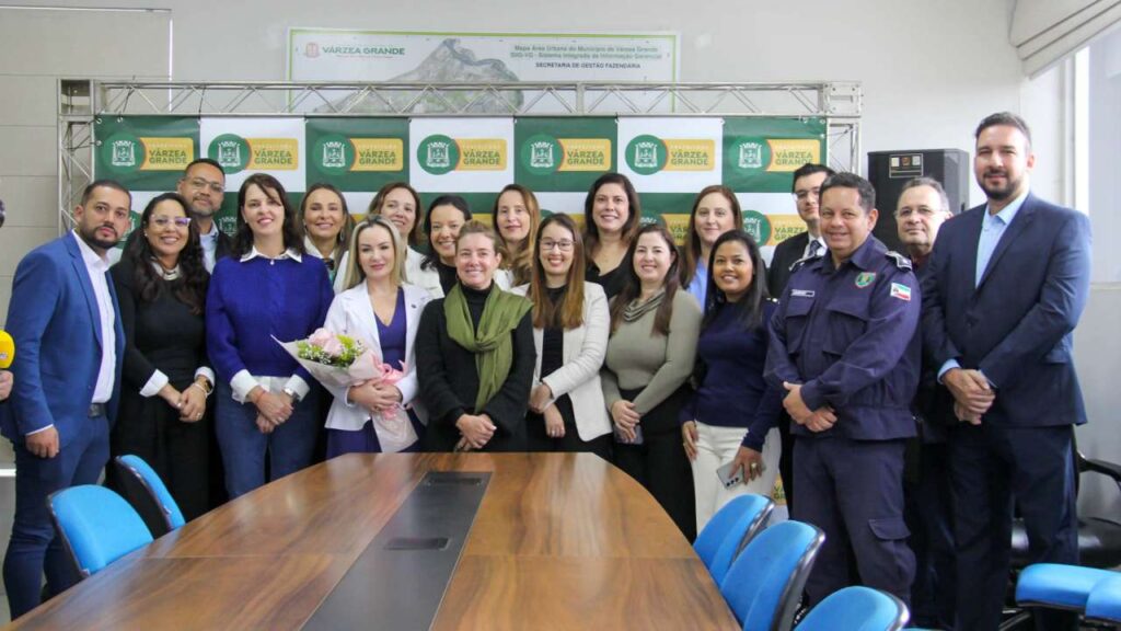 Prefeita empossa primeira secretária de Governo da história de Várzea Grande