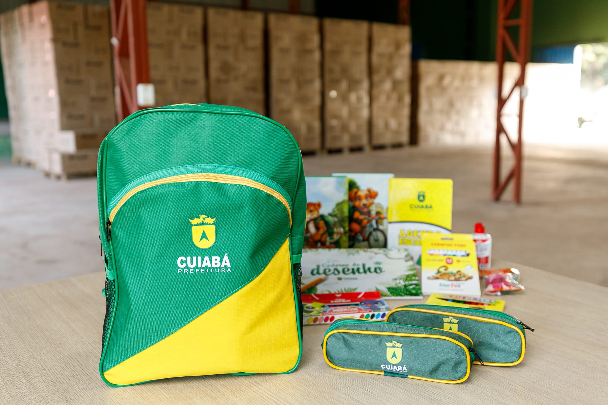 Prefeitura de Cuiabá recebe kits escolares e prevê atender todos alunos este mês