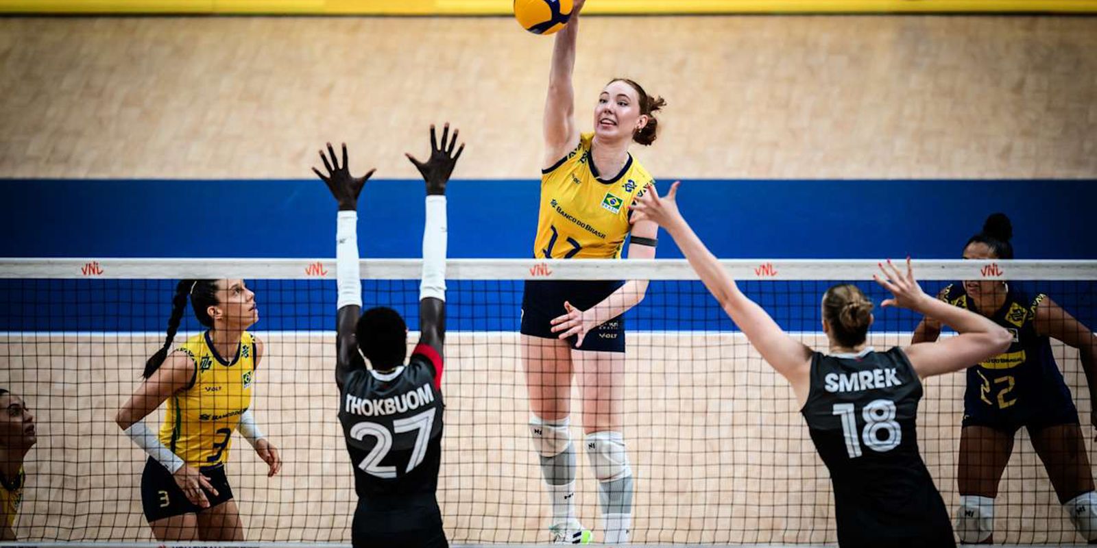 Seleção feminina de vôlei sofre, mas bate Canadá na Liga das Nações