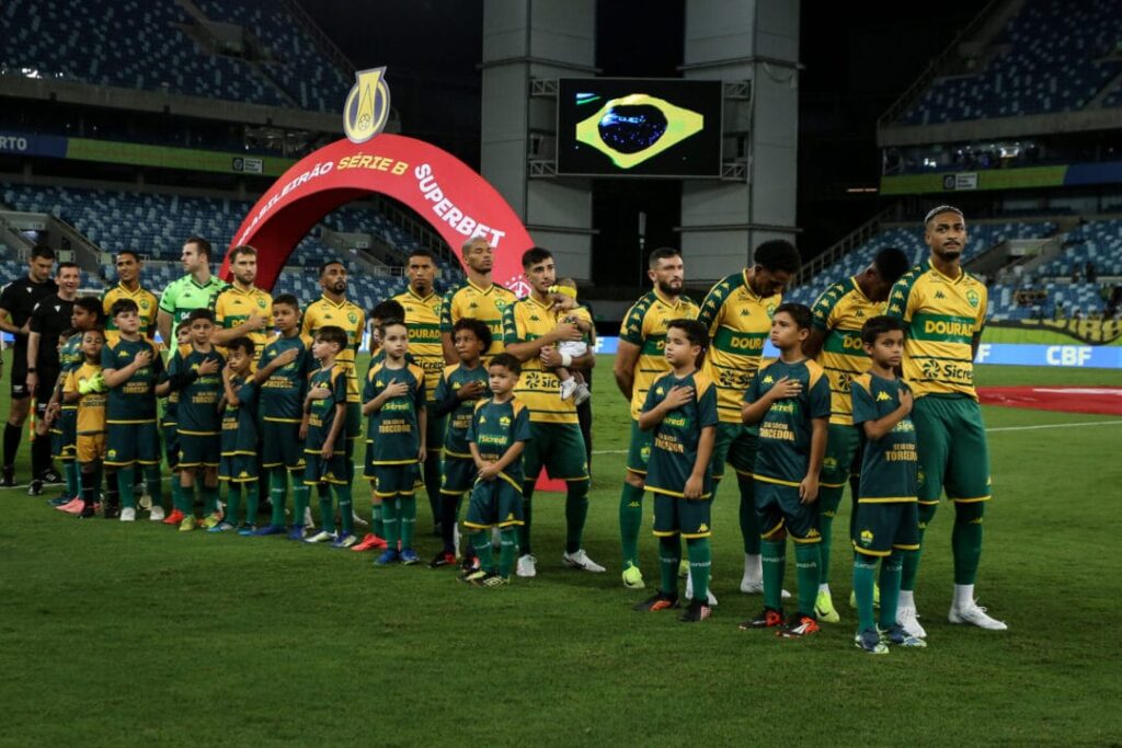 Sem vencer há dois jogos, Cuiabá recebe o Botafogo-SP nesta segunda-feira pela Série B