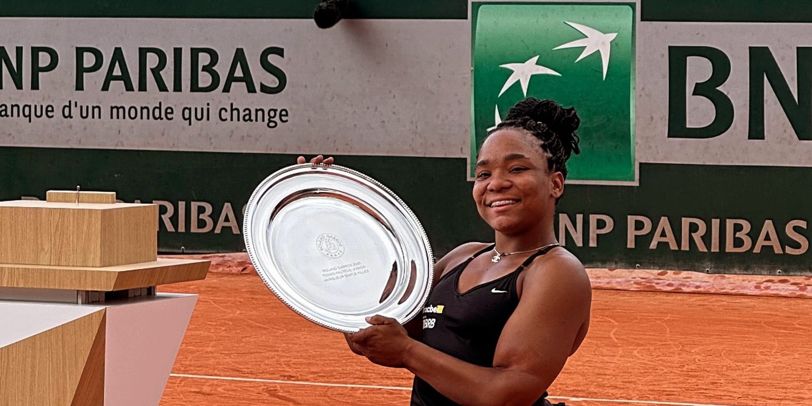 Vitória Miranda é campeã juvenil de simples e duplas em Roland Garros