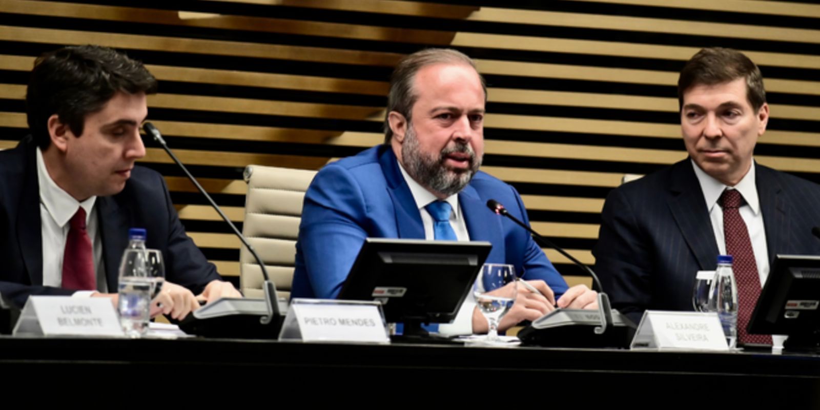 Ministro defende gás mais barato para reindustrialização do país