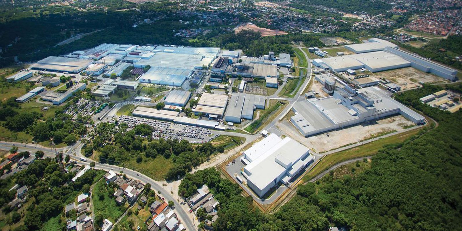 Emprego industrial tem primeira queda mensal em 18 meses