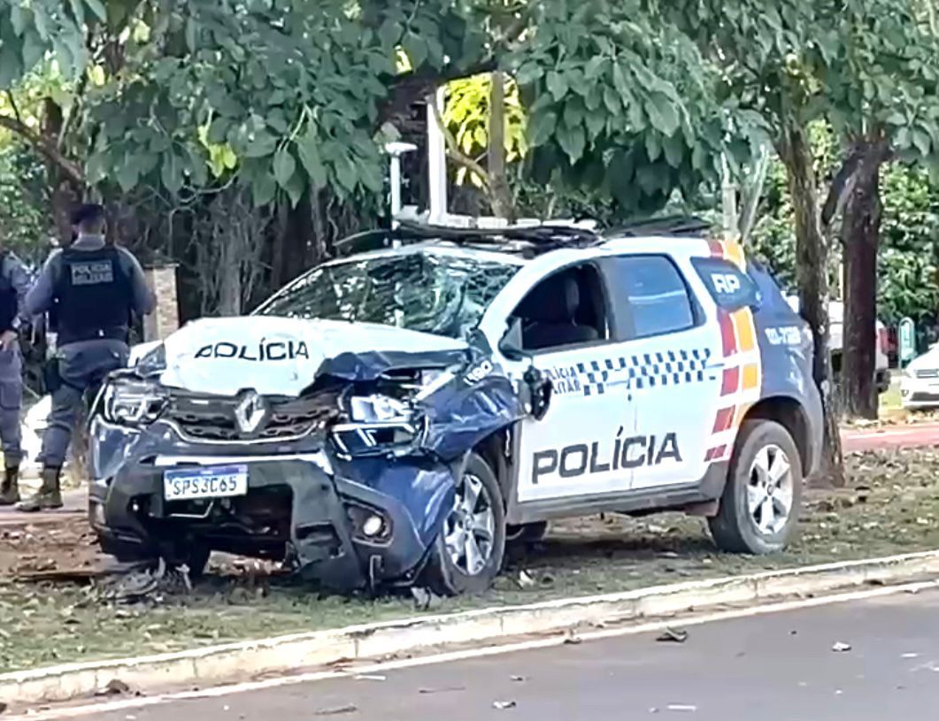 Viatura da PM capota após colidir com carro em avenida de Sinop