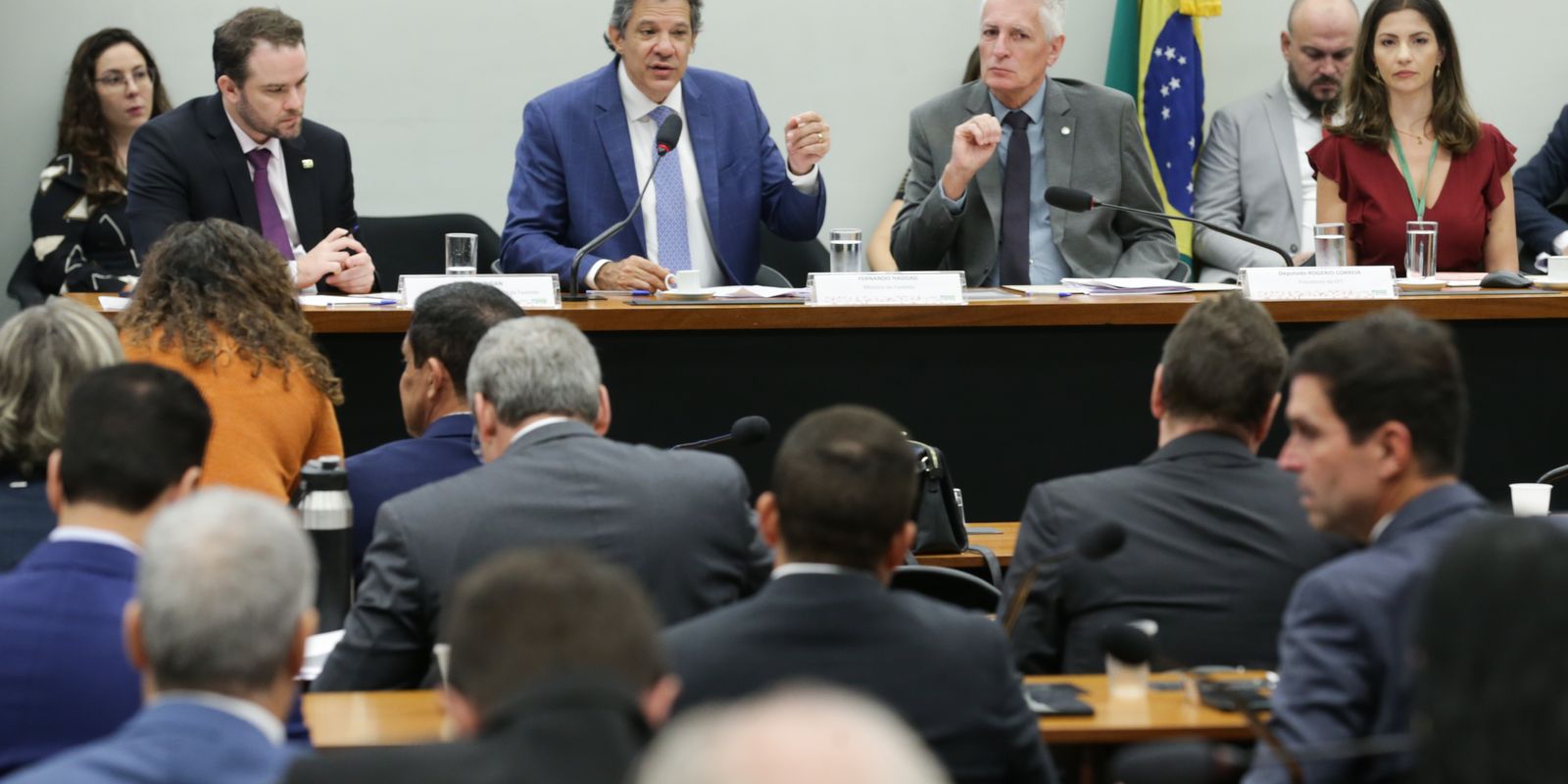 Audiência com Haddad é encerrada após tumulto entre deputados