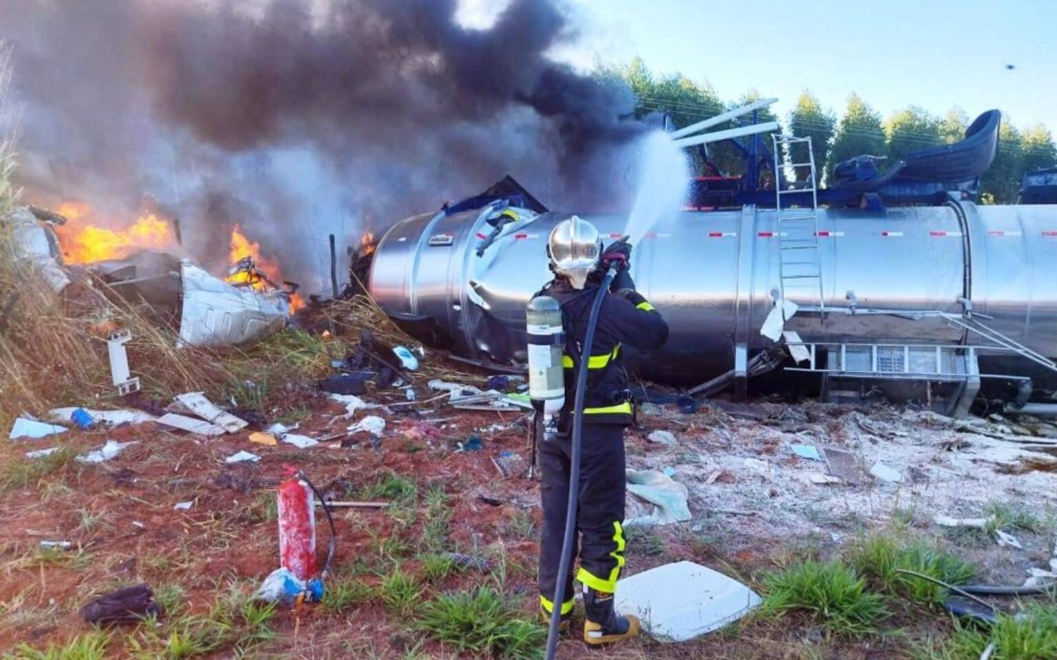 Dois morrem após carretas colidirem e pegarem fogo em rodovia de Mato Grosso
