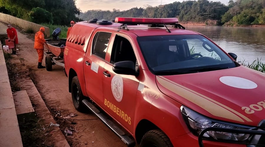 Adolescente de 13 anos desaparece após puxado por correnteza em rio e bombeiros realizam buscas