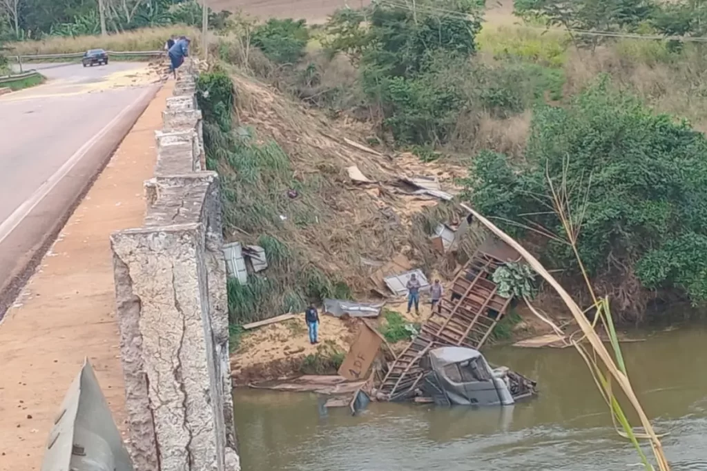 Carreta cai de ponte, fica submersa em rio e bombeiros fazem buscas por motorista