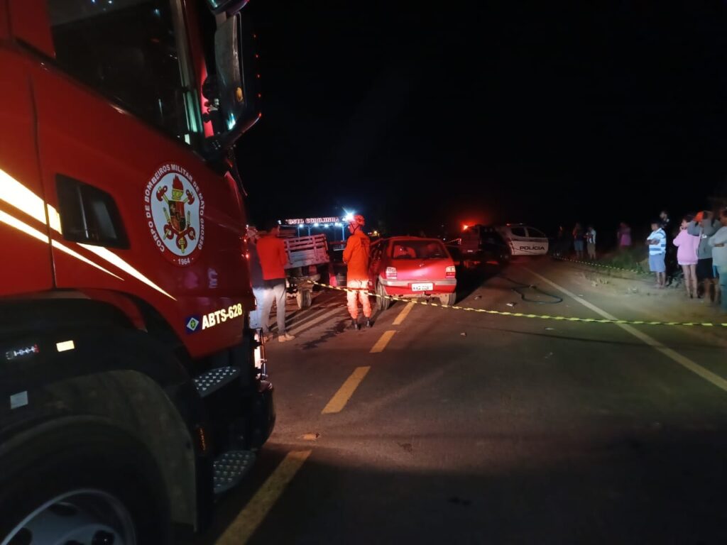 Colisão entre caminhonete e Uno mata quatro pessoas; vítimas incluem criança e idosa