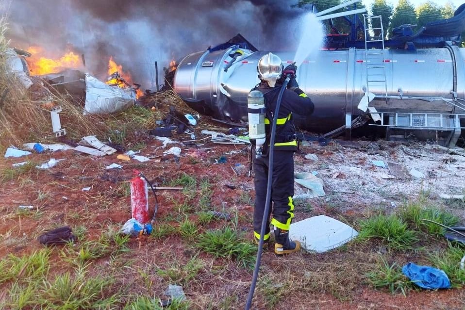 Colisão entre carretas provoca incêndio e mata dois caminhoneiros na MT-100