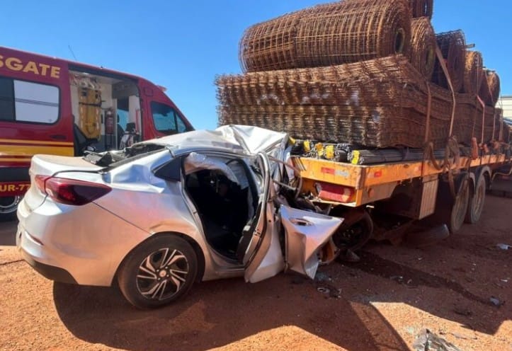 Colisão entre carro e caminhão parado no acostamento deixa um morto na rodovia MT-225