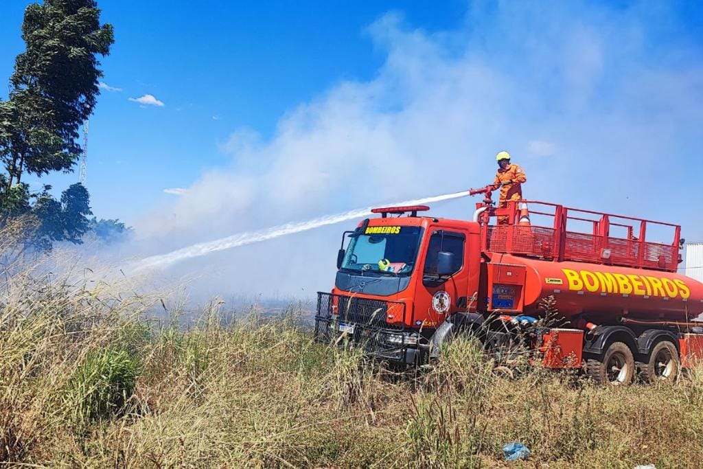 Corpo de Bombeiros combate incêndio em terreno próximo a algodoeira