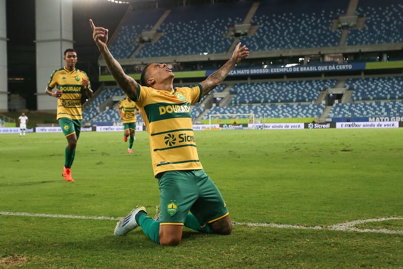 Cuiabá vence o Amazonas por 3 a 1, encerra jejum e volta ao G-4 da Série B