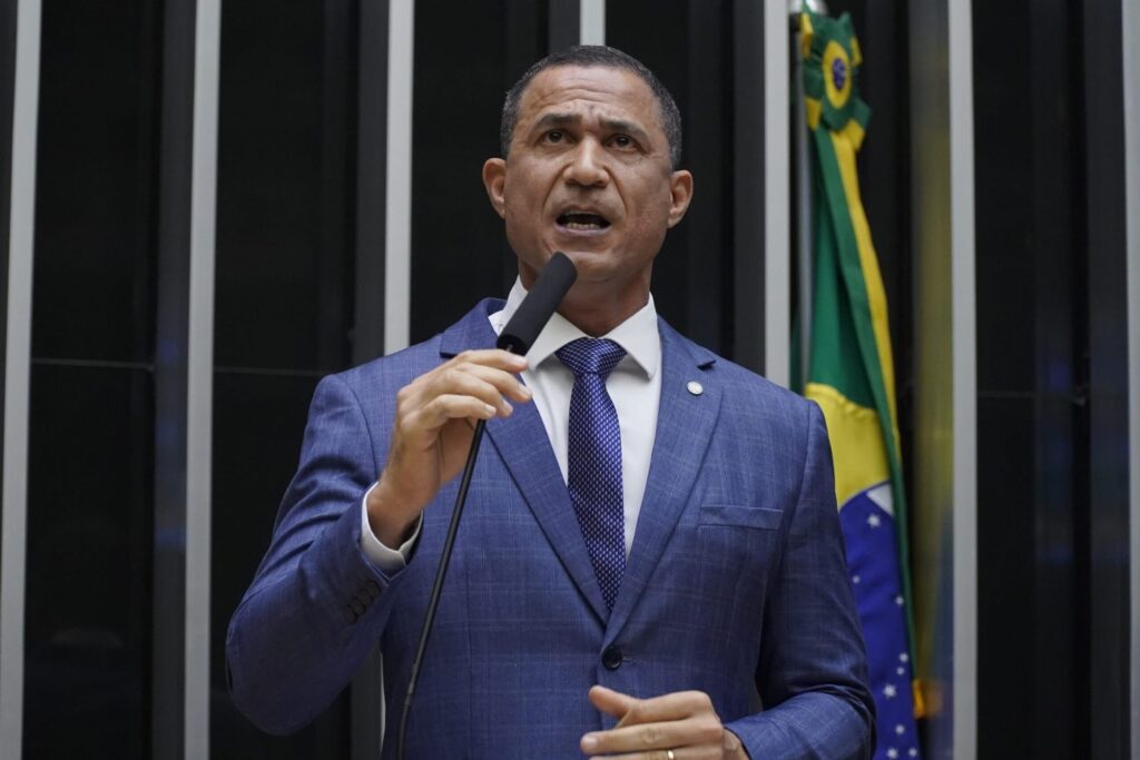 Deputado reage à proibição do ex-presidente Bolsonaro conceder entrevistas