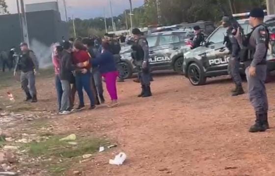 Dois homens morrem em troca de tiros com a PM no Pedra 90; familiares se revoltam; vídeos