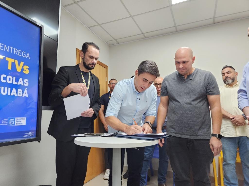 Estado entrega 80 Smart TVs de 65 polegadas para a rede municipal de Cuiabá