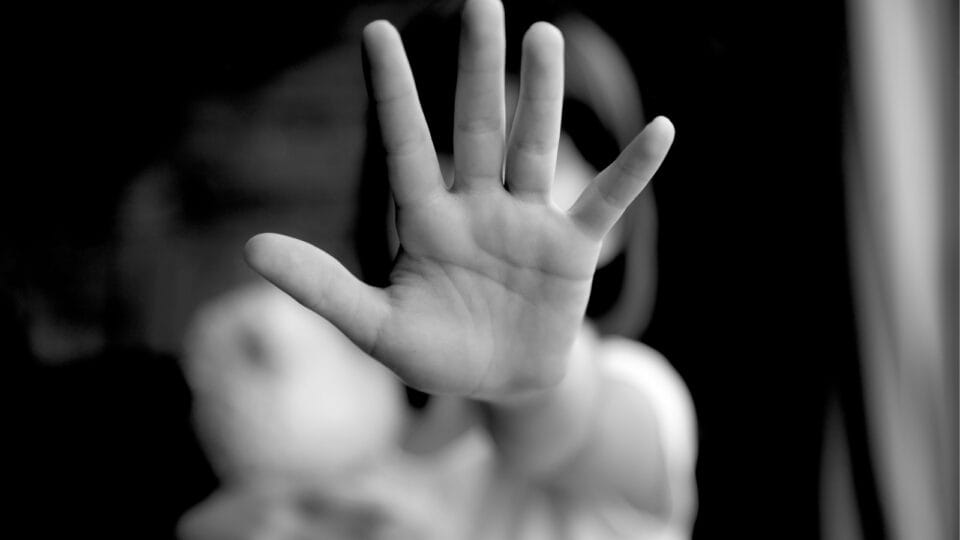 Ex-padrasto é preso em Cuiabá suspeito de estuprar criança de 7 anos e assediar adolescente de 13