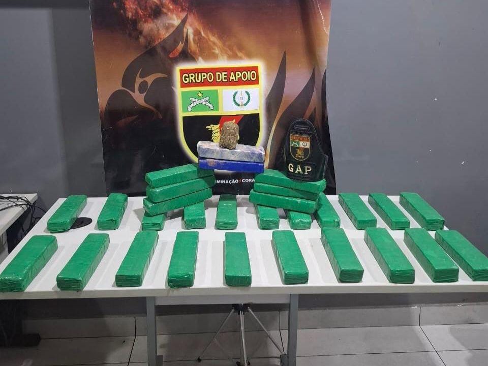 Faccionados são presos em carro carregado com maconha durante 'delivery' de drogas para clientes