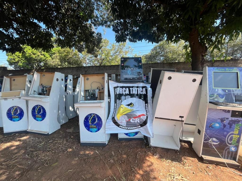 Força Tática da PM apreende 65 máquinas caça níquel armazenadas em residência