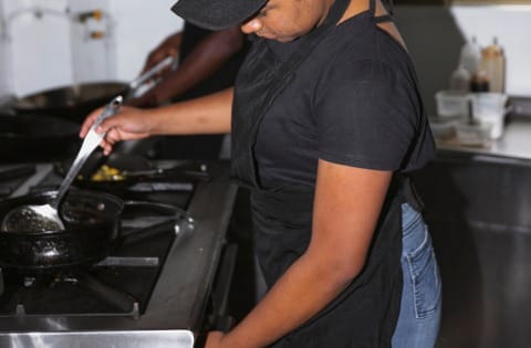 Funcionário de restaurante em Cuiabá chama colega de “macaquinha” e é demitido