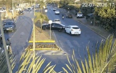 Homem que jogou carro contra o da ex em avenida é solto após audiência