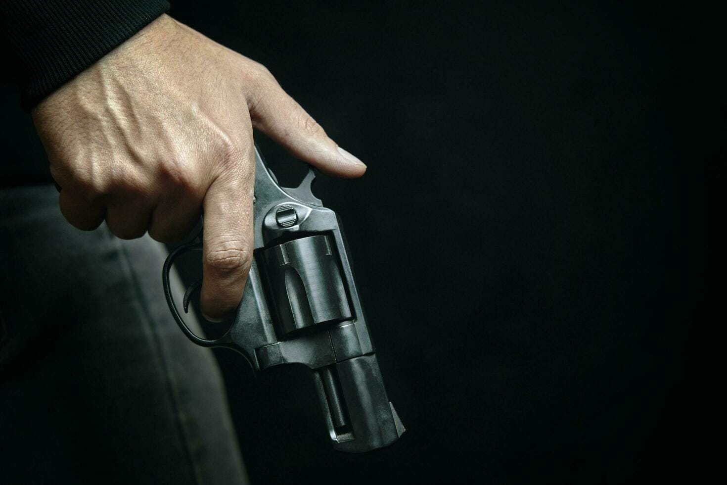 Jovem de 22 anos é baleado no pé ao deixar casa de amigo em Alto Paraguai