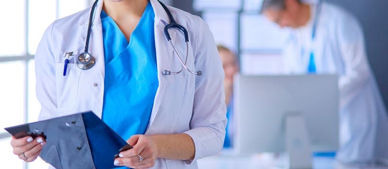 Justiça condena família de médica em Cuiabá a devolver R$ 257 mil por mais de 100 faltas injustificadas