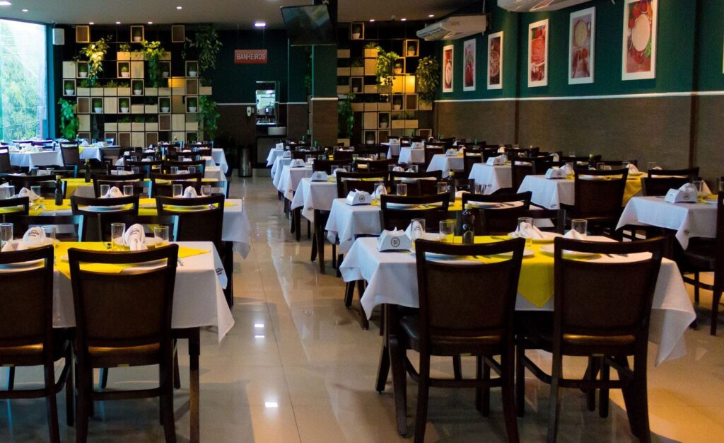 Justiça suspende cobrança de dívida e reduz multa após quebra de acordo entre restaurantes de Cuiabá