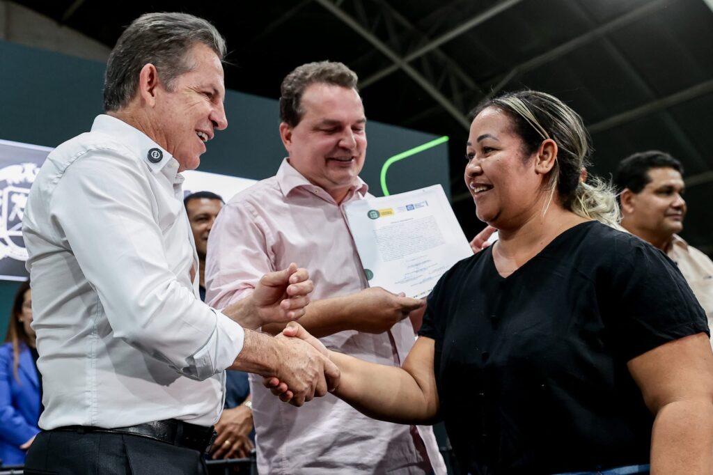 MT põe fim à espera de 20 anos e entrega títulos definitivos para moradores de residencial em VG