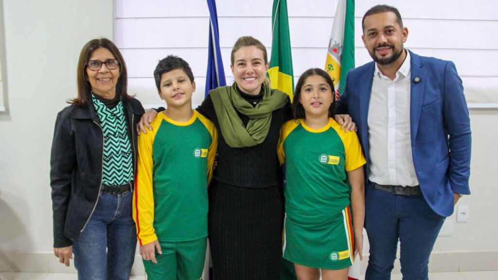 Modelos da rede municipal são apresentados e prefeita culpa Kalil Baracat por atraso