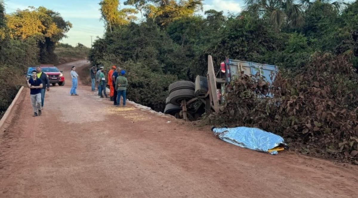 Motorista de 51 anos morre após caminhão carregado de grãos despencar de ponte no nortão