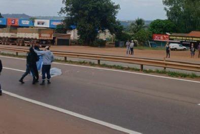 Mulher morre atropelada por carreta ao tentar atravessar rodovia federal em MT
