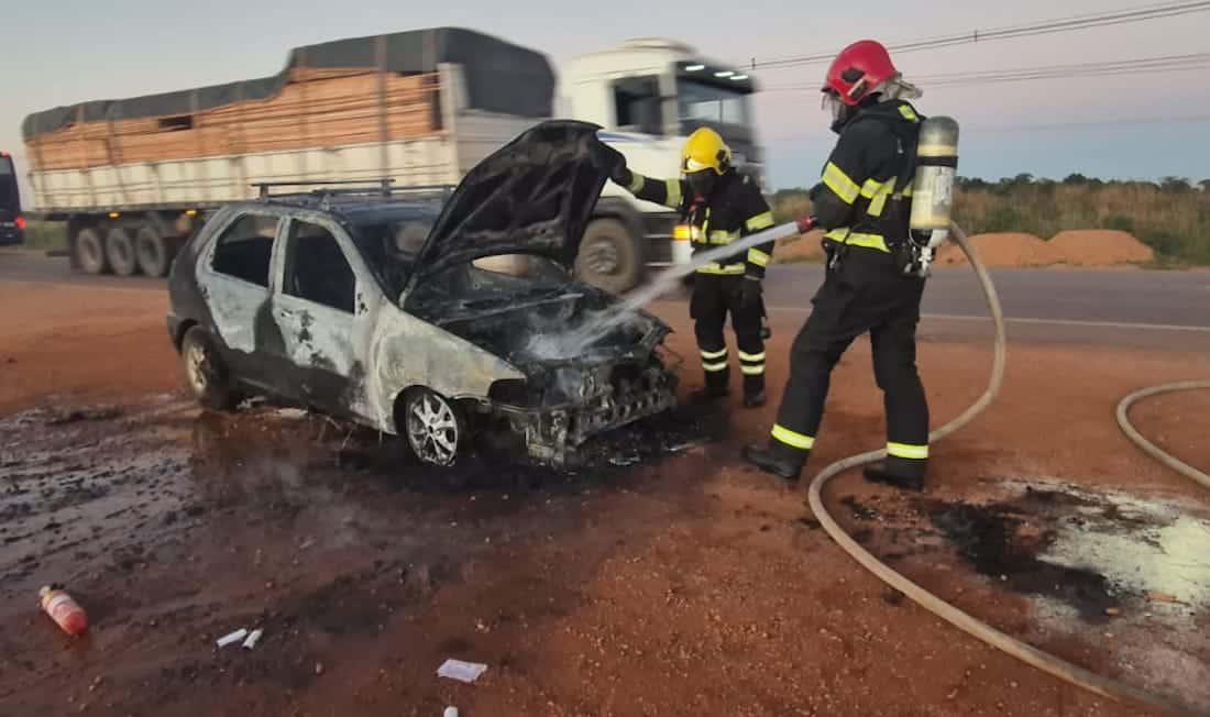 Carro pega fogo e fica destruído na BR-163 em Sinop