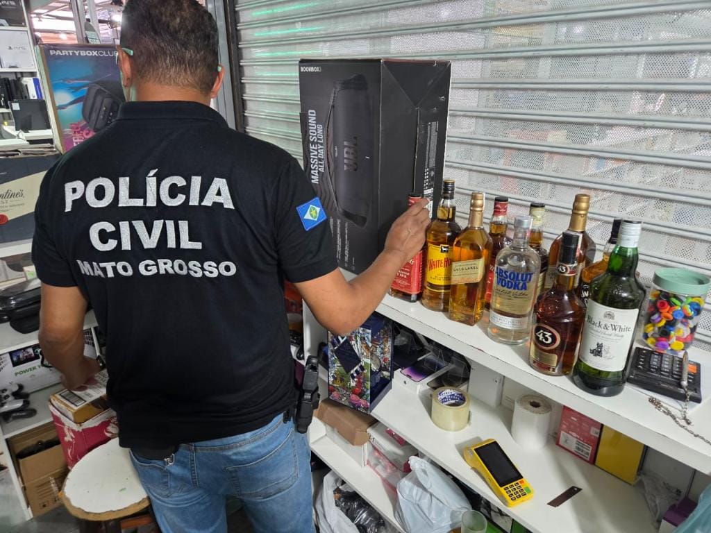 PC apreende centenas de garrafas de bebidas destiladas falsificadas e prende empresários