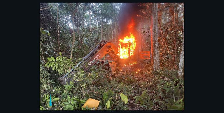 PF destrói máquinas encontradas em garimpos ilegais em terra indígena em Mato Grosso