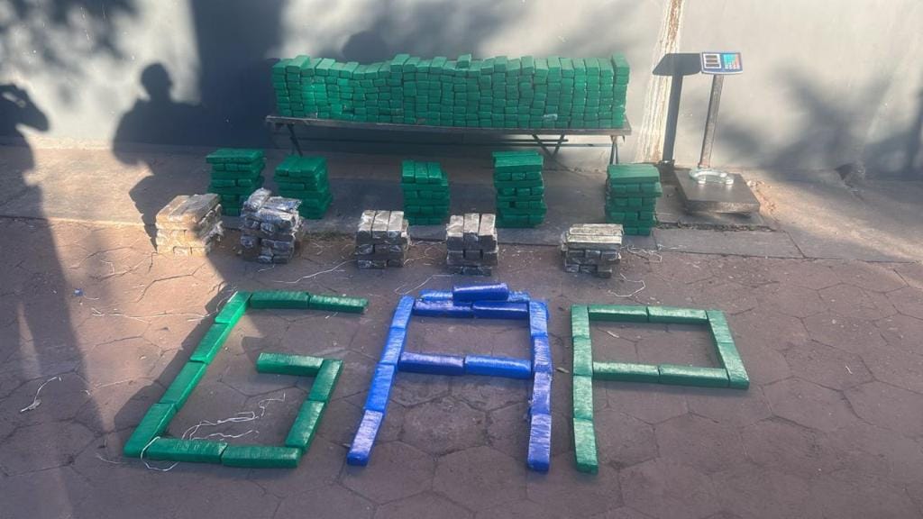 PM apreende 436 tabletes de maconha e prende seis integrantes de facção criminosa