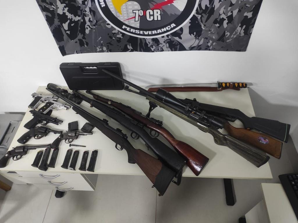 PM apreende fuzis, pistolas, revólveres e R$ 20 mil com faccionados em cidade de MT