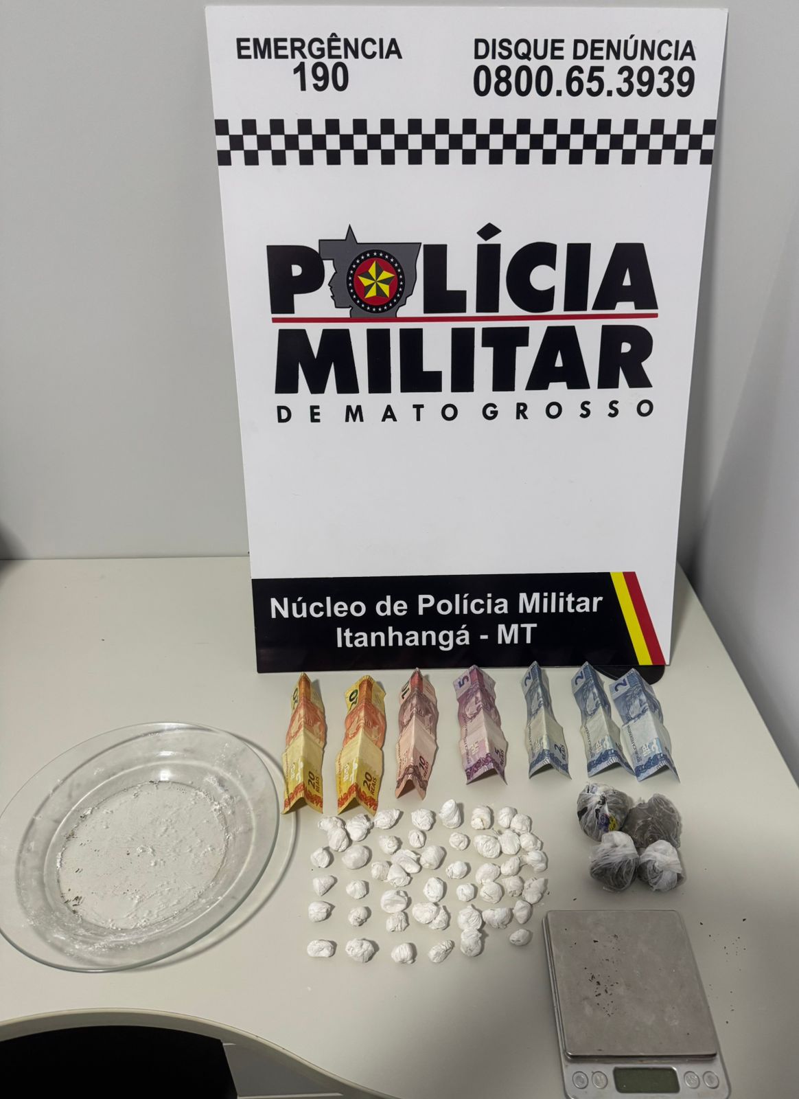 Itanhangá-MT: Policia militar de Itanhangá prende drogas com menor na praça União da Vitória
