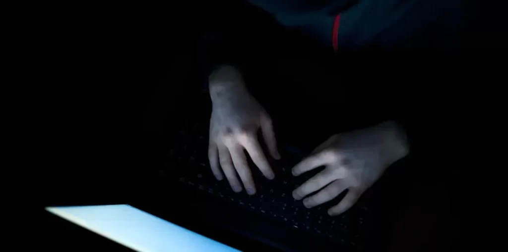 Polícia prende maníaco que se passava por menina de 10 anos para atrair crianças em jogos online