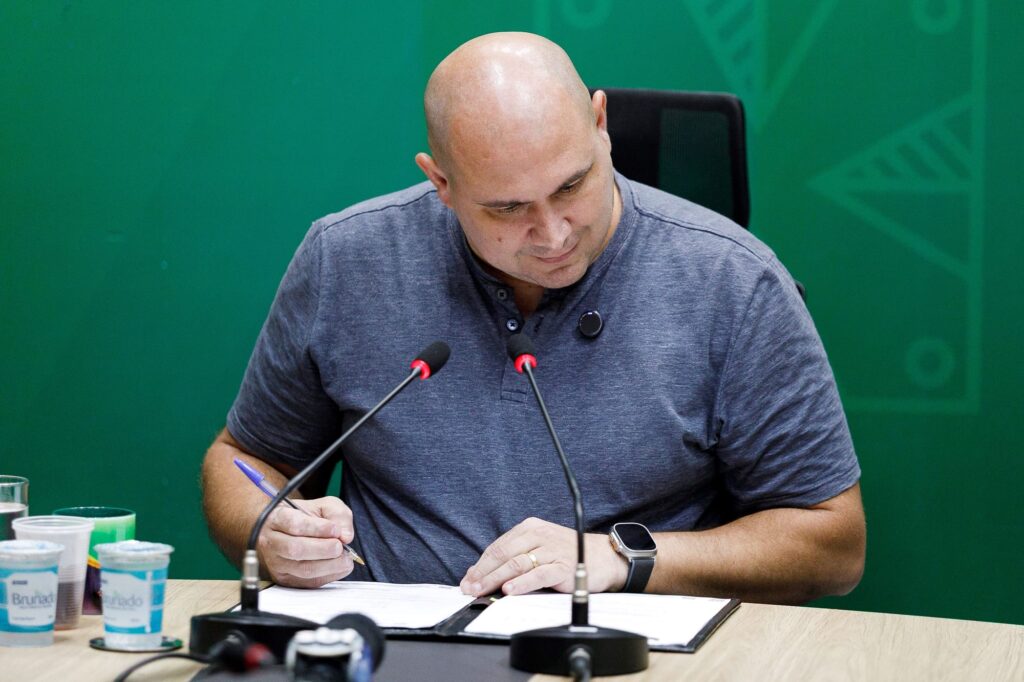 Prefeito lembra dívida de R$ 700 milhões e atraso salarial herdados de Emanuel Pinheiro