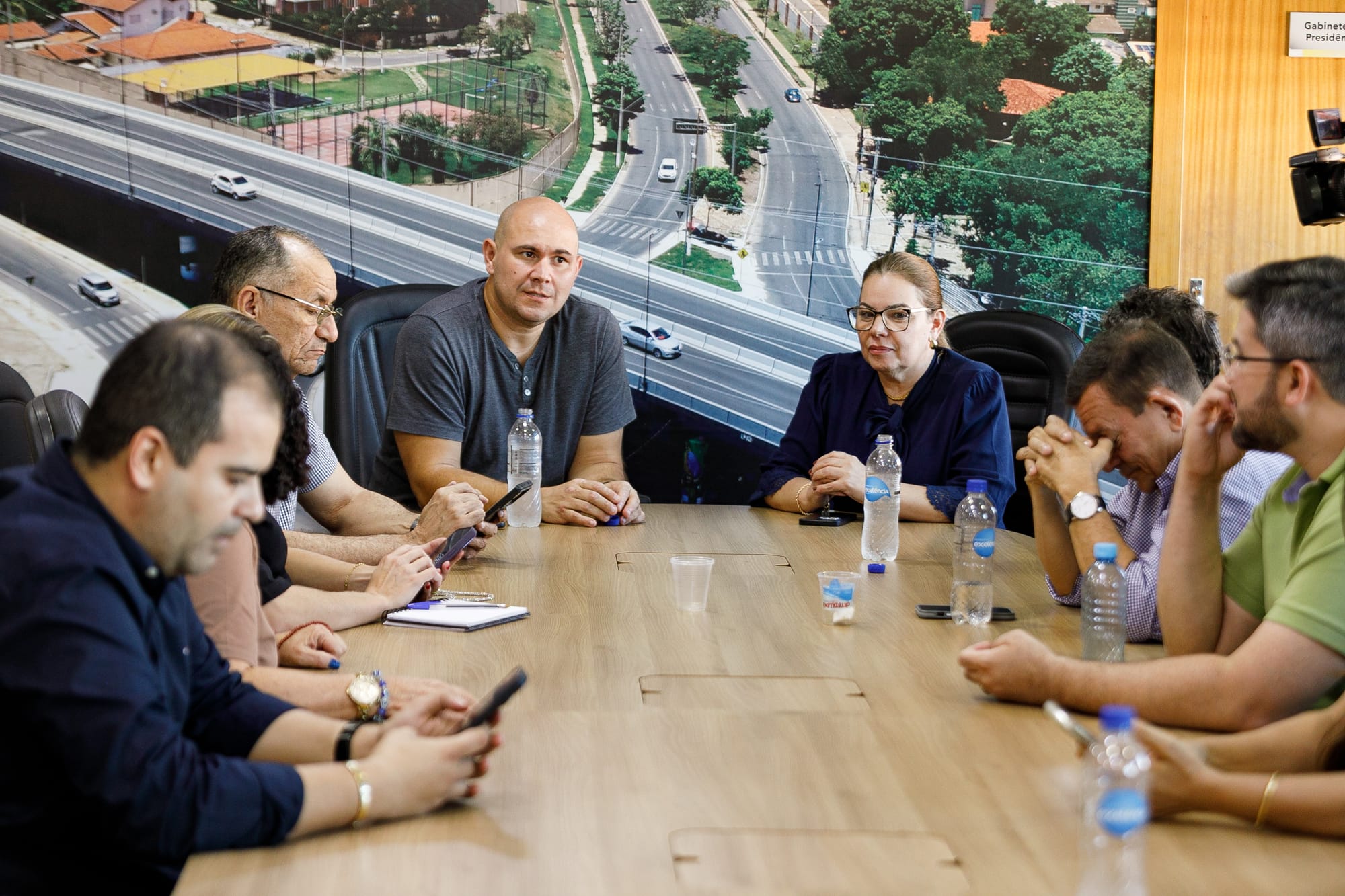 Prefeito remaneja R$ 4 milhões do orçamento e garante 1/3 de férias para professores da capital
