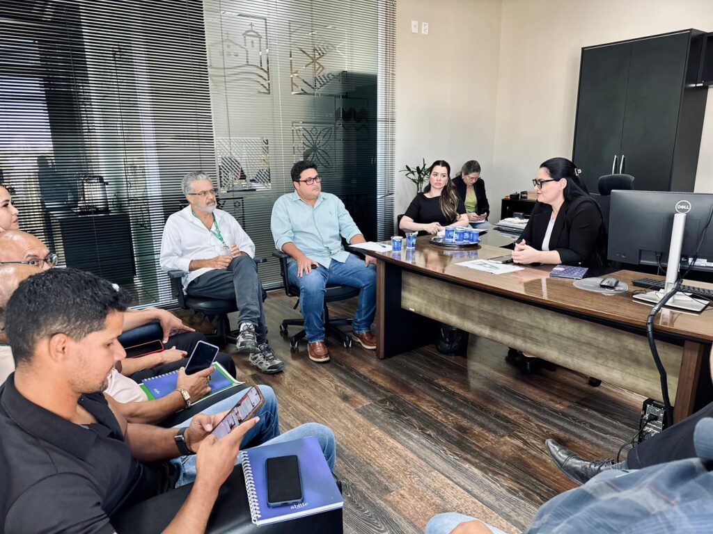 Primeira-dama articula nova praça no Distrito do Sucuri com academia e playground