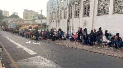 Programa habitacional em Cuiabá gera tumulto e enormes filas na frente da prefeitura