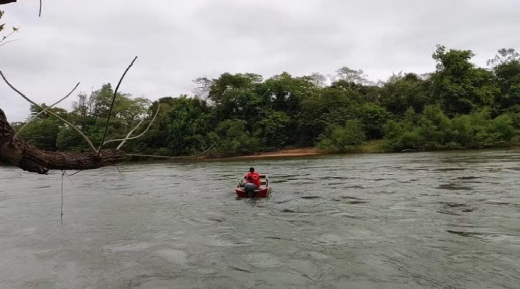 Rapaz morre após pular de passarela em rio e corpo é encontrado após 3 dias