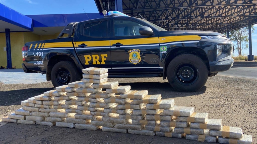 Traficante usando uniforme de empresa é preso pela PRF com 67 KG de supermaconha